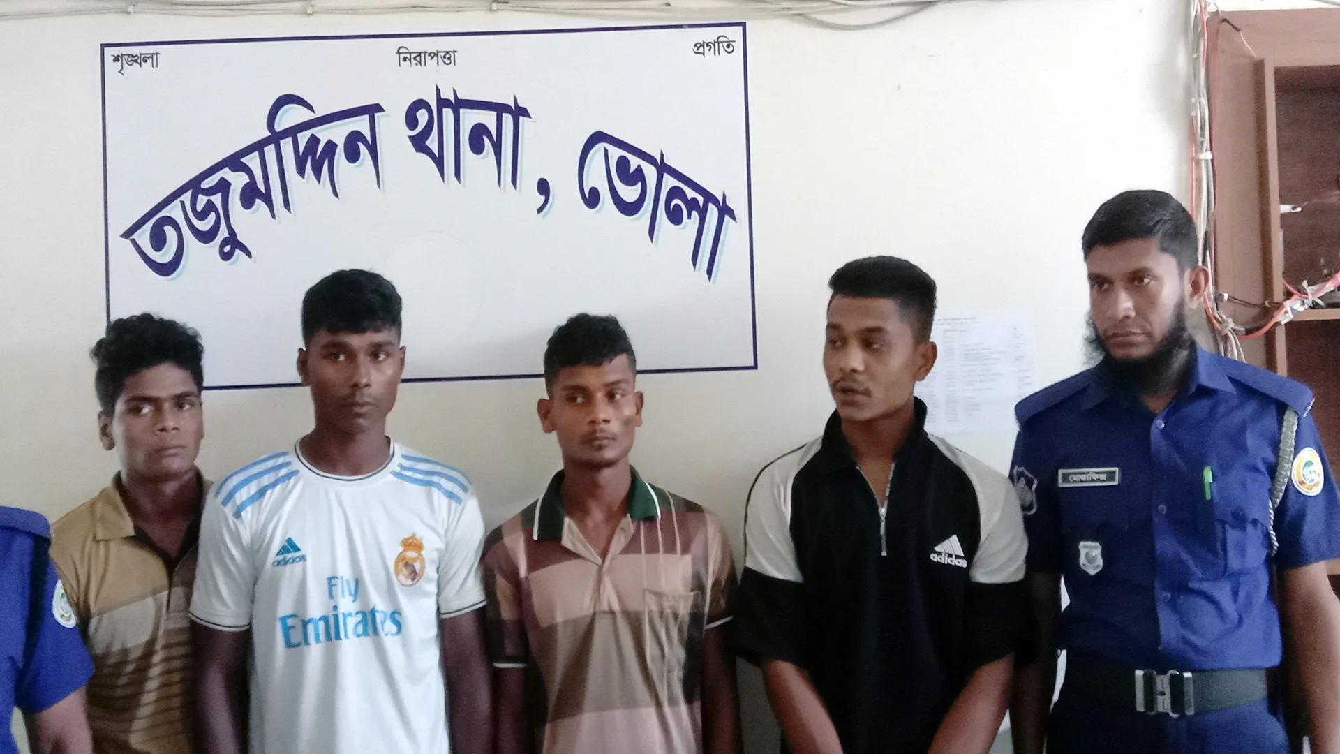 চাঁদা না পেয়ে নারী-পুরুষকে হেনস্থা, ৪ চিহ্নিত সন্ত্রাসী গ্রেপ্তার